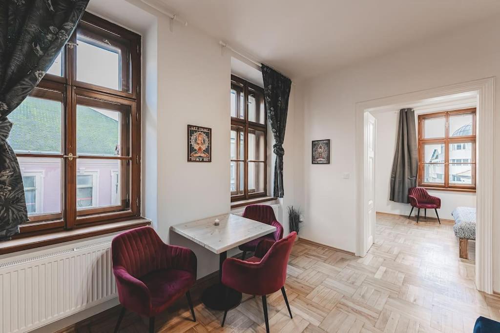 Carolina'S Yoga Apartment Hradec Kralove Exterior foto